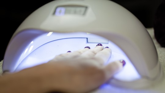 Médicos alertam que fazer unhas de gel em cabines UV pode causar câncer