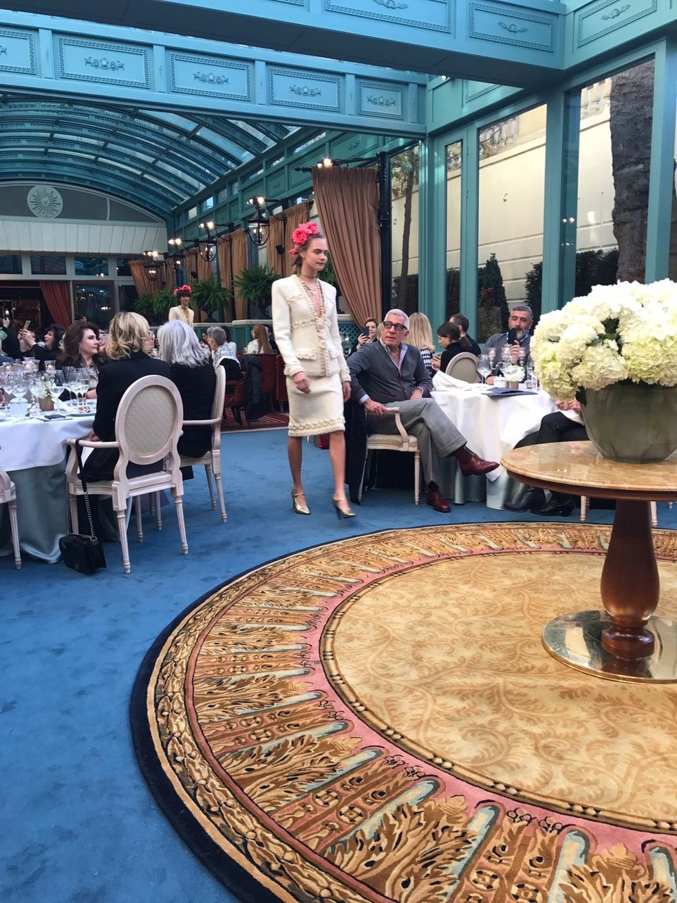 Cara Delevingne faz seu retorno às passarelas no desfile da Chanel