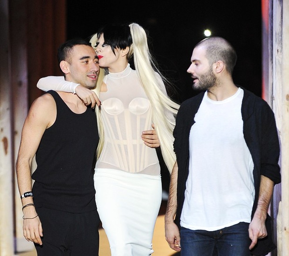 Nicola Formichetti, Lady Gaga e Sebastian Peigne ao fim do show que trouxe de volta a marca Mugler para a atualidade fashion (Foto: Getty Images) — Foto: Vogue