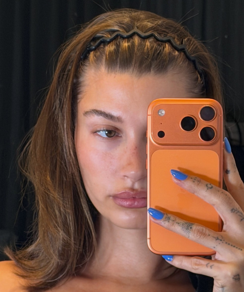 Hailey Bieber com unhas azul-oceano. — Foto: Reprodução/Instagram