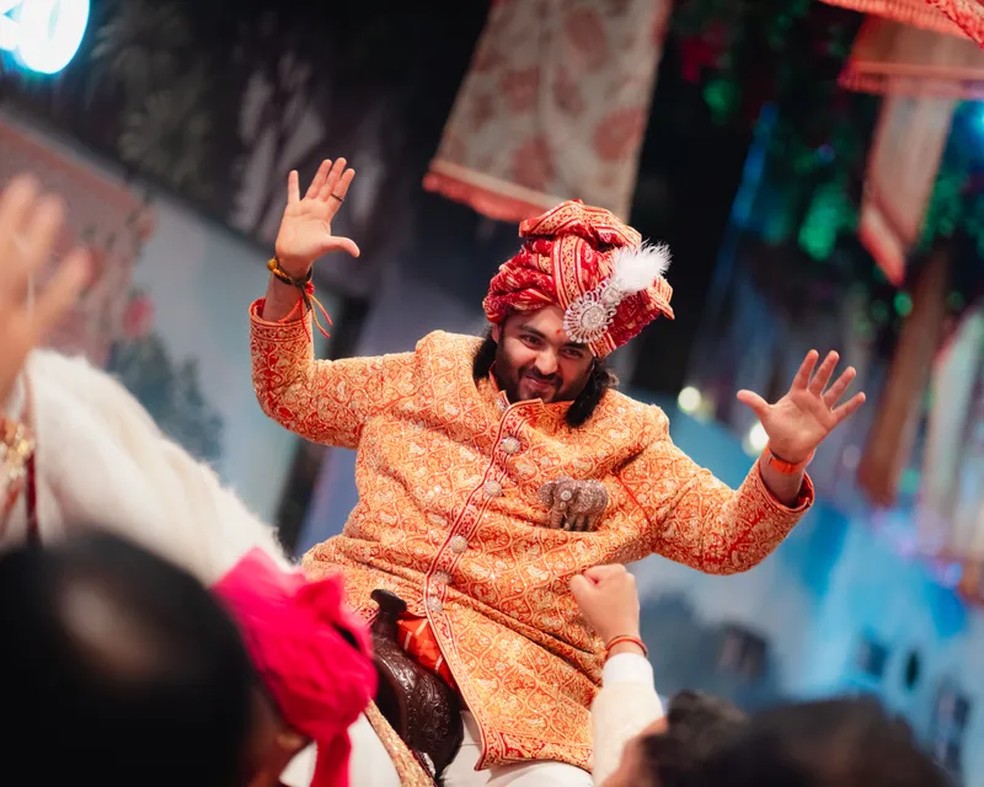 "Anant celebrando durante o seu baraat" — Foto: Joseph Radhik