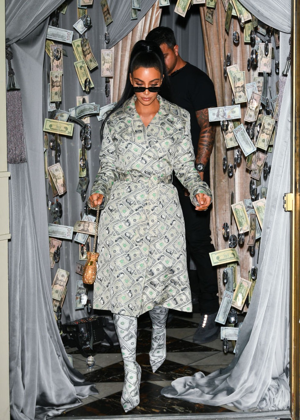 Kim Kardashian em conjunto de notas de dólares em festa em LA, 2018 — Foto: Getty Images