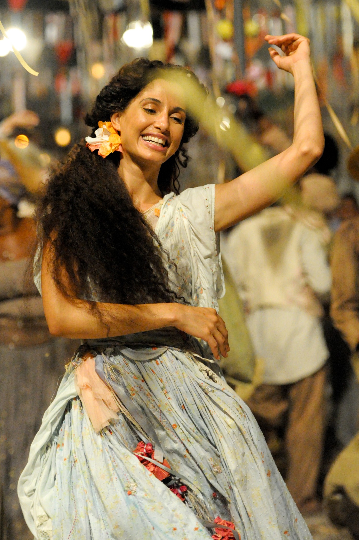 Camila Pitanga, e o visual cheio de bossa de Isabel na novela de época "Lado a Lado" (2012)    