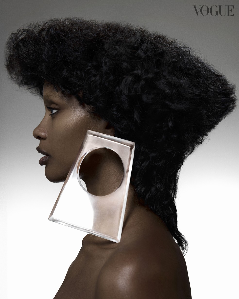 Fios ressecados e com frizz no inverno: explicamos como driblar essa queixa comum durante o período mais frio do ano. — Foto: Arquivo Vogue / Rogger Cordeiro