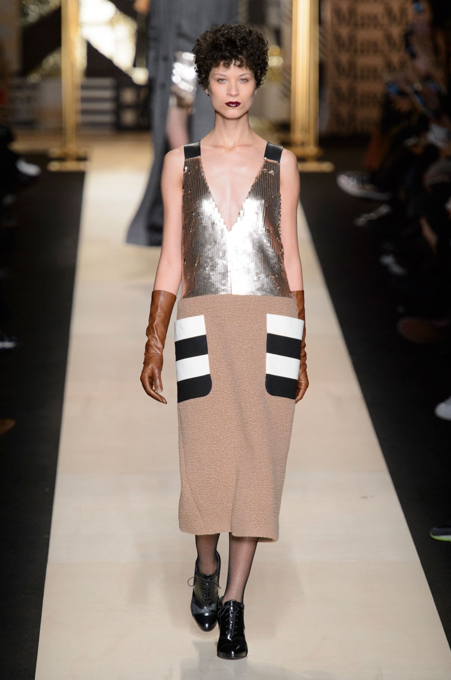 Max Mara aposta em coleção para mulheres modernas