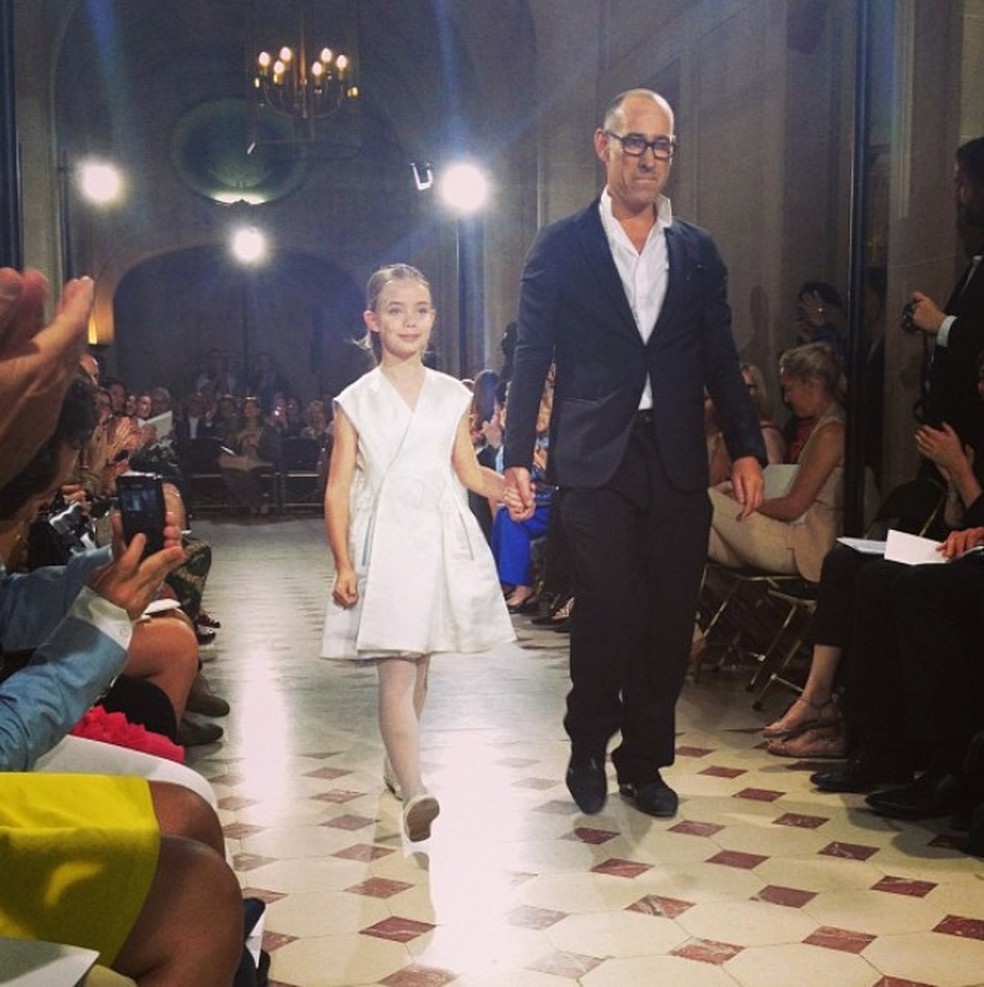 Entrada final fofa: Gustavo Lins e a jolie Garance, filha de uma superamiga do estilista brasileiro (Foto: Reprodução/Instagram) — Foto: Vogue