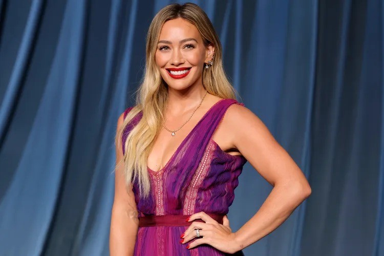 Hilary Duff revela ter recebido mensagem do ex-namorado, Aaron Carter, após sua morte