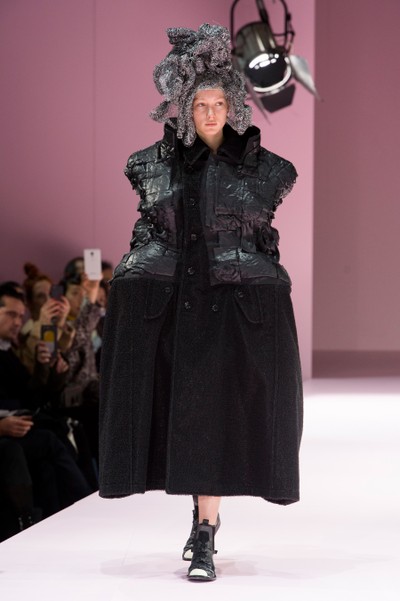 Comme des Gar ons refor a f rmula conceitual com roupas escultura