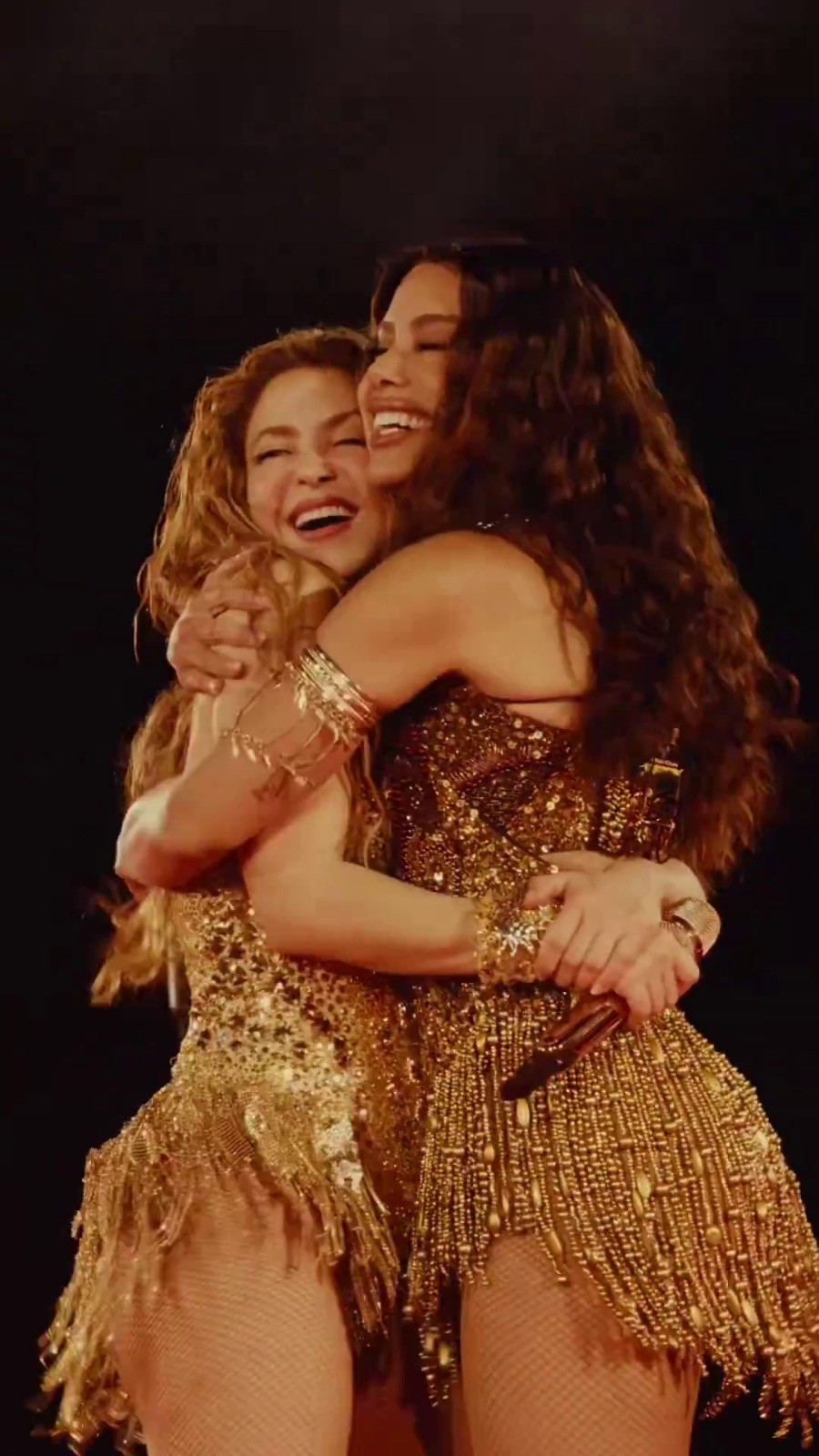Victor Hugo Mattos e o look dourado que Shakira usou ao lado de Anitta em Copacabana