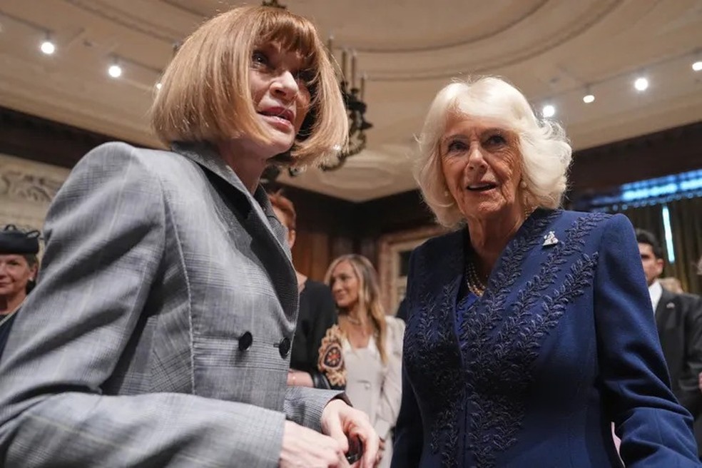 Anna Wintour e a Rainha Camilla na cidade de Nova Iorque — Foto: AP/Ryan Murphy, Pool