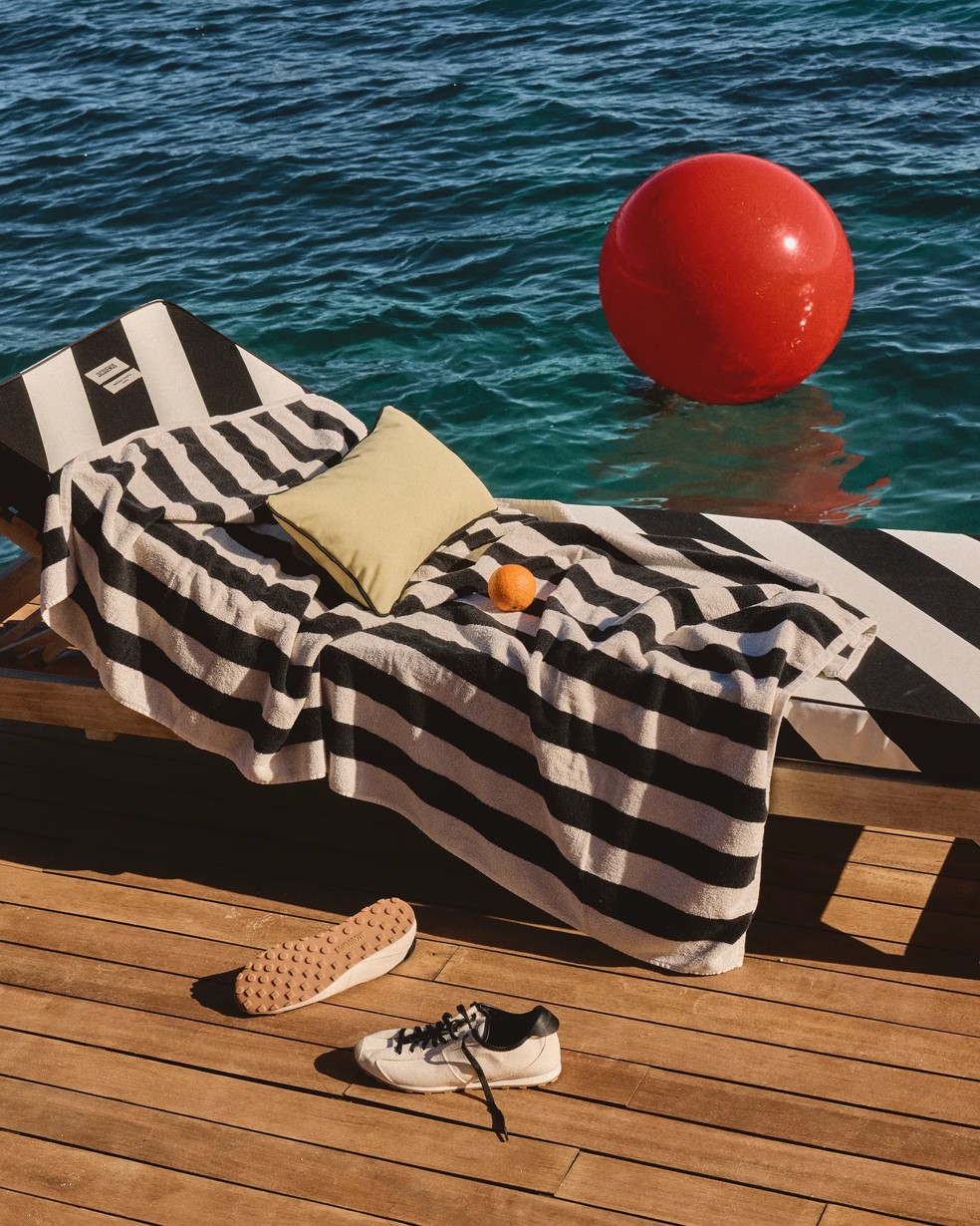 As listras do Jacquemus na Blue Beach do Mandarin Oriental, em Bodrum — Foto: Divulgação