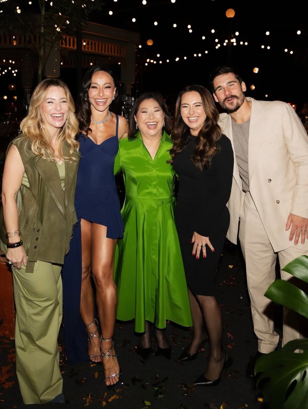 Nicolas e Giselle Prattes posam com Sabrina Sato, mãe e irmã — Foto: Reprodução/Instagram