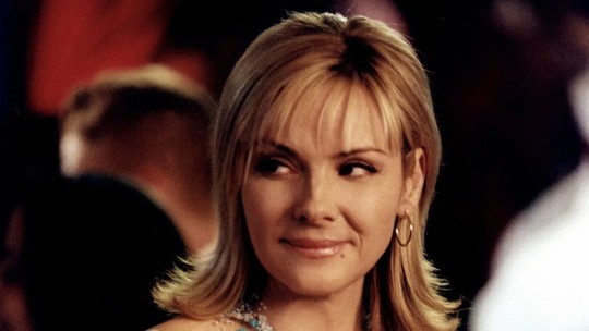No aniversário de 69 anos de Kim Cattrall, relembramos momentos icônicos de Samantha Jones