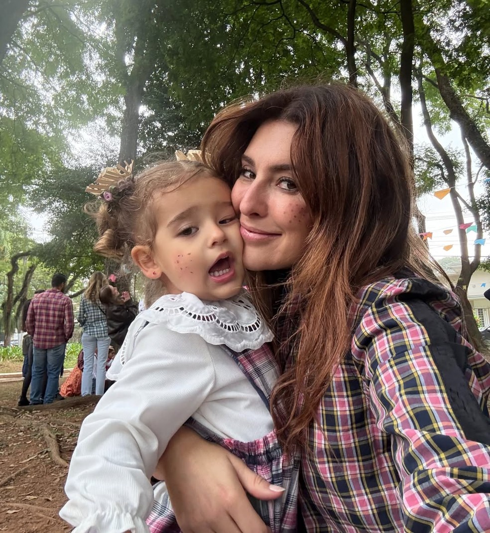 Fe Paes Leme encanta ao posta foto com filha, Pilar — Foto: reprodução/instagram
