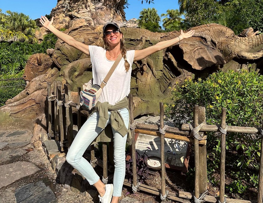 Gisele Bündchen abre álbum de aniversário dos filhos na Disney