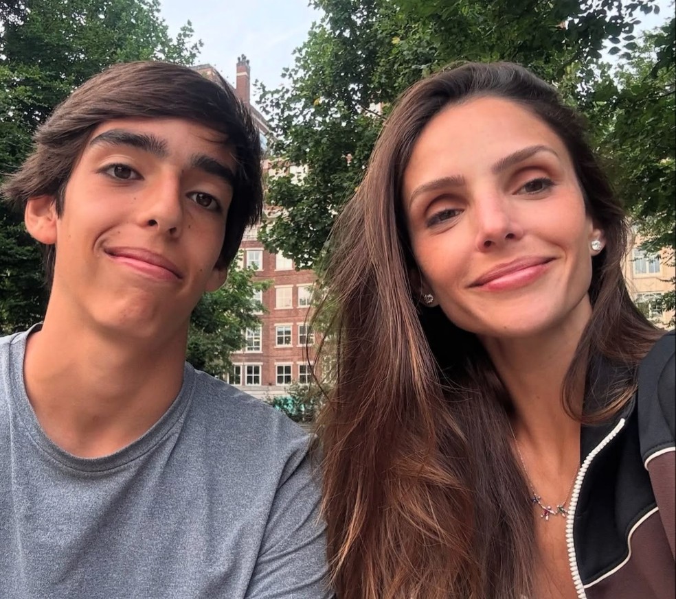 Carol Celico passa dias de férias em Boston com o filho, Luca
