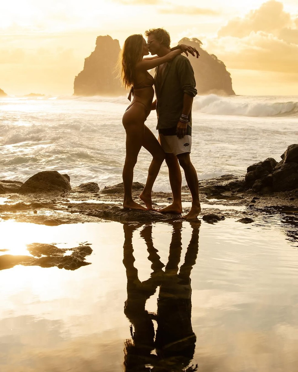 Alessandra Ambrosio celebra Valentine's Day com ensaio romântico com Buck Palmer — Foto: Iaponã