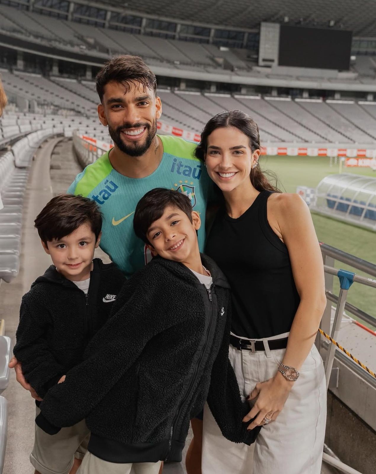 Duda Fournier posa com Lucas Paquetá e os filhos no Japão