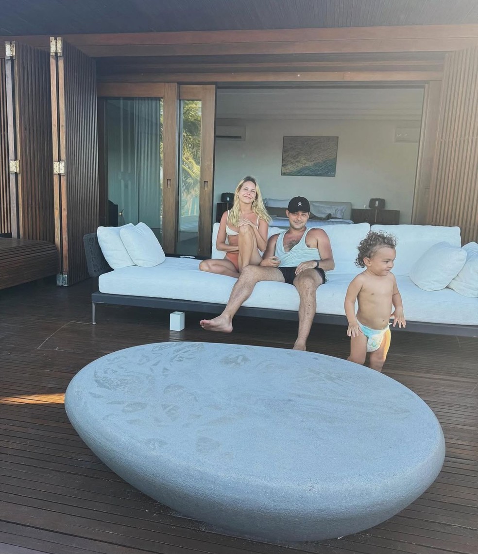 Louise D' Tuani posa com a família — Foto: Reprodução/Instagram