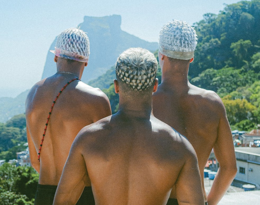 Peças e tendências associadas ao Brazilcore, clicadas na Rocinha e na Barra de Guaratiba — Foto: Rody Oliveira e Fotogracria