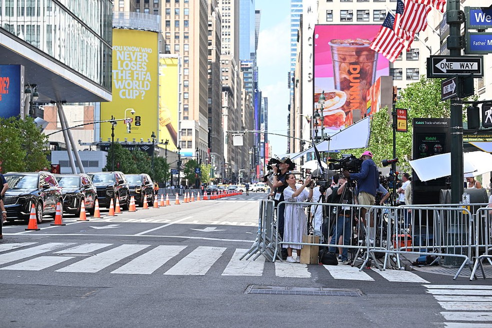 Fãs se aglomeram na porta do Madison Square Garden — Foto: GettyImages