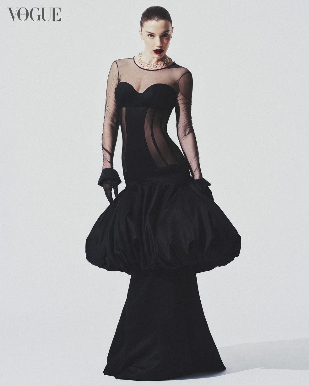 Alice Wegmann usa vestido GUILHERME DUTRA e colar de ouro amarelo e ouro branco 18K com diamantes, luvas BRECHÓ MINHA AVÓ TINHA e sapatos SCHUTZ — Foto: Vogue Brasil/ Juliana Rocha