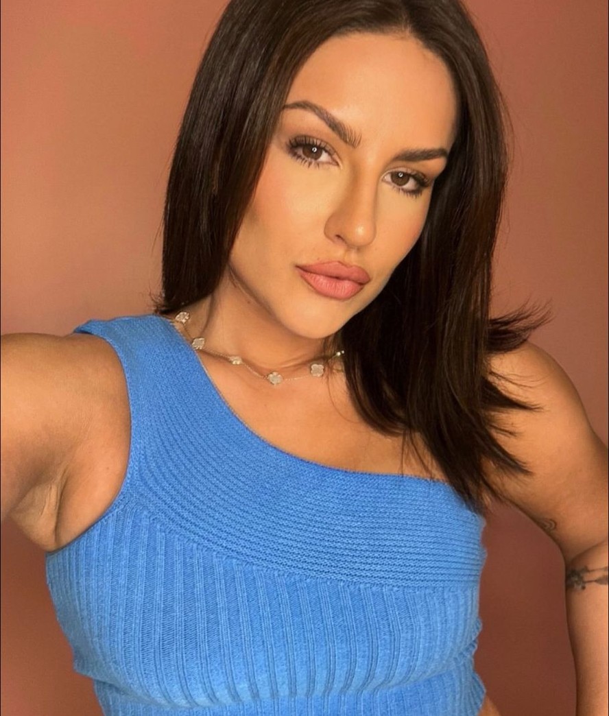 Kéfera Buchmann exibe beleza em nova selfie