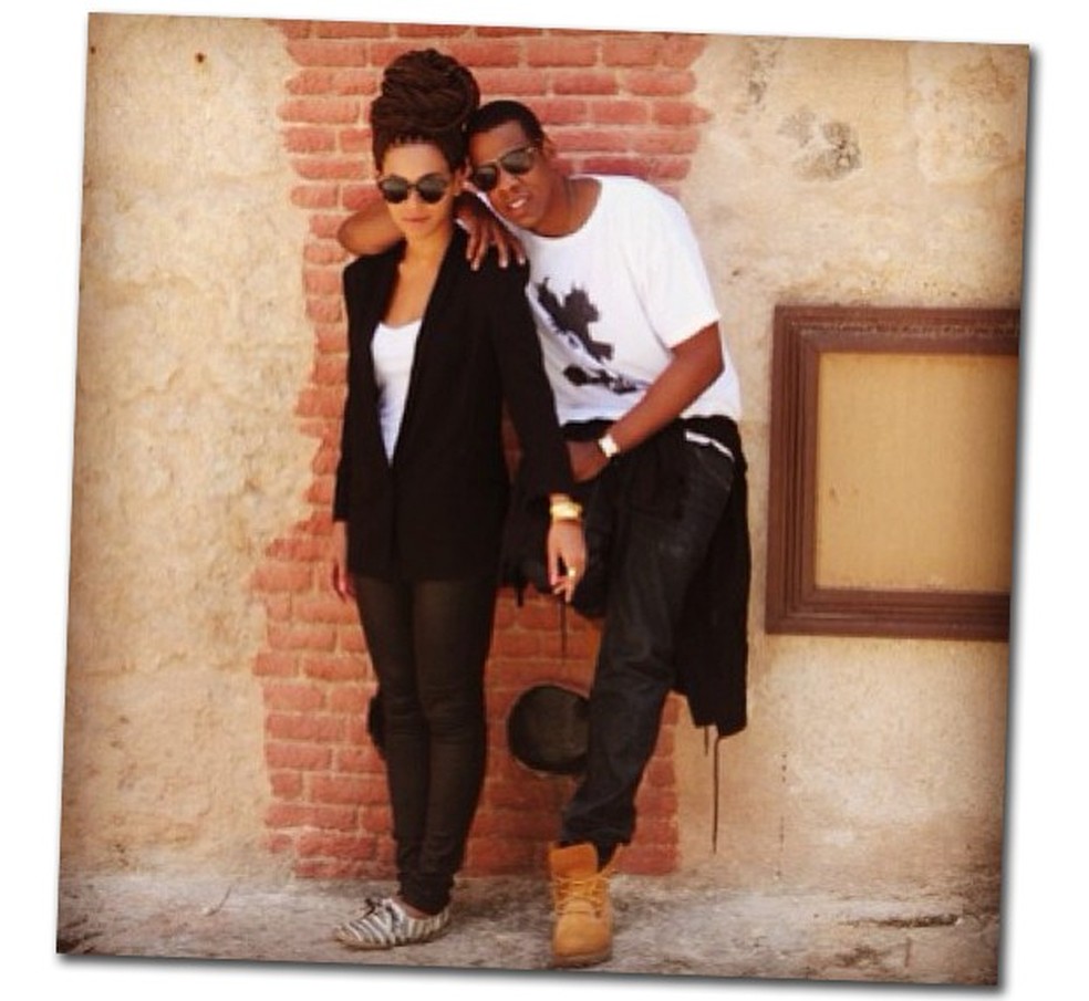 Beyoncé ao lado de Jay-Z: nos pés o modelo "Dolly" de Simmons (Foto: Reprodução/Instagram) — Foto: Vogue