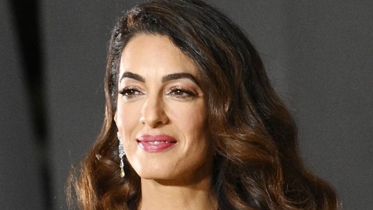 Os jeans cigarrete dos anos 80 são usados com sapatos de salto, segundo Amal Clooney