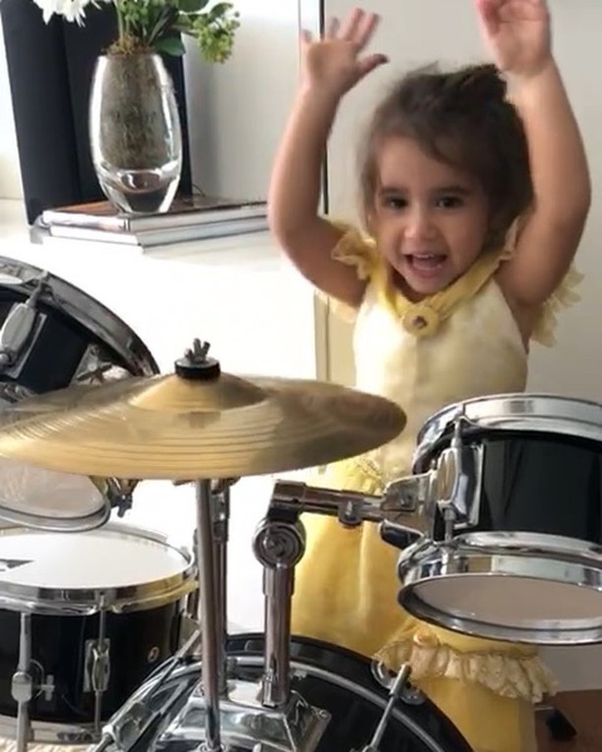 Deborah Secco faz flagra rocker-fofo de Maria Flor, 'Princesa da bateria'