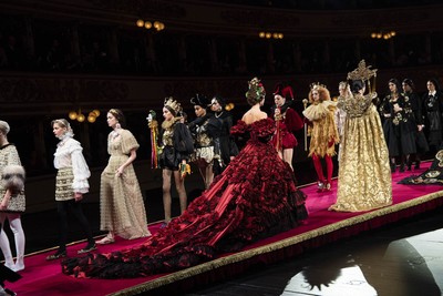 O espetáculo de Alta Moda da Dolce & Gabbana no palco do Teatro