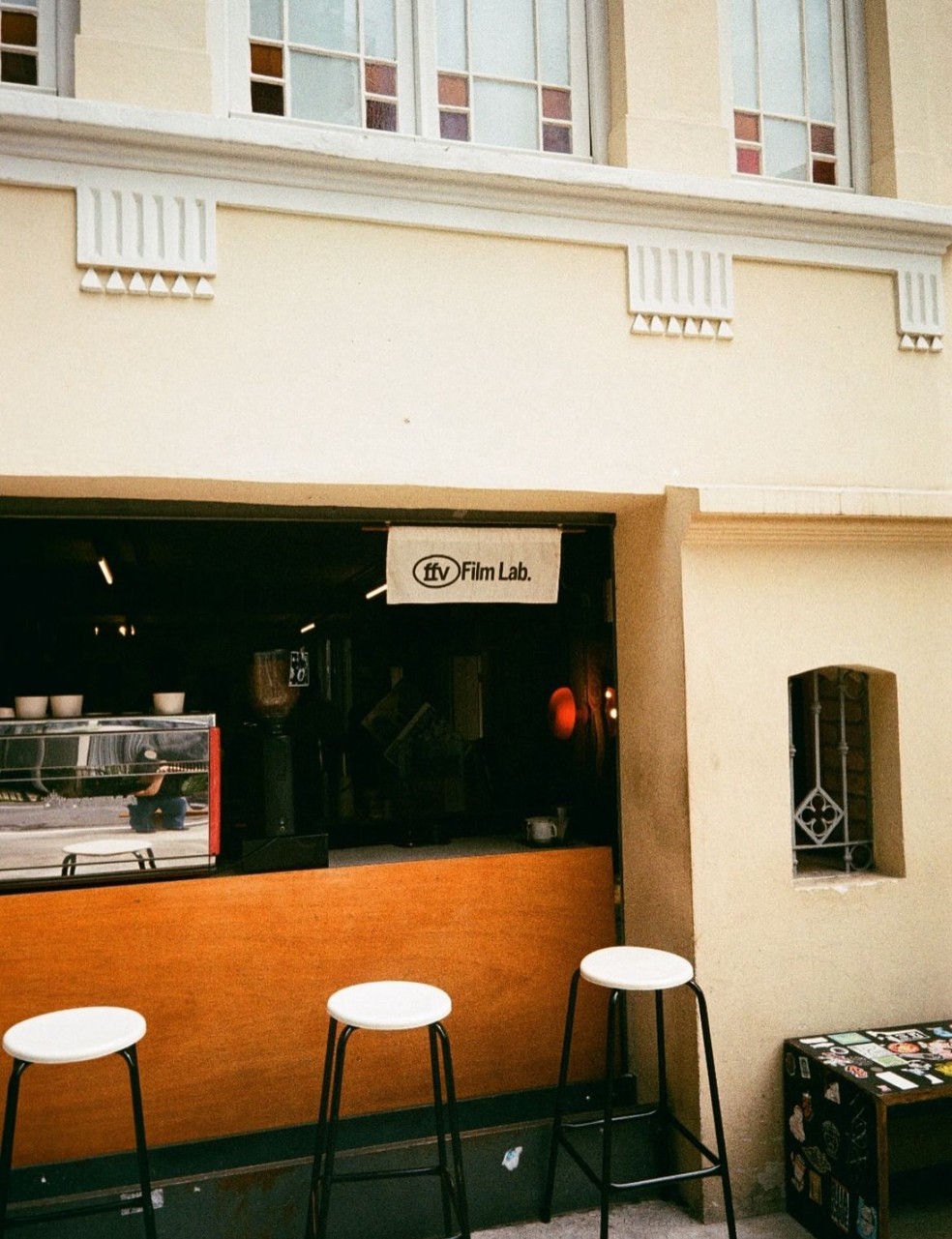 Cafeteria, laboratório de fotografia analógica e loja de câmeras dividem o mesmo endereço no FFV Café — Foto: Divulgação