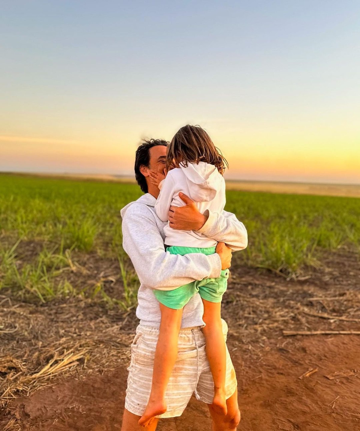 Rodrigo Santoro posta clique raro com a filha Nina Celebridades Vogue