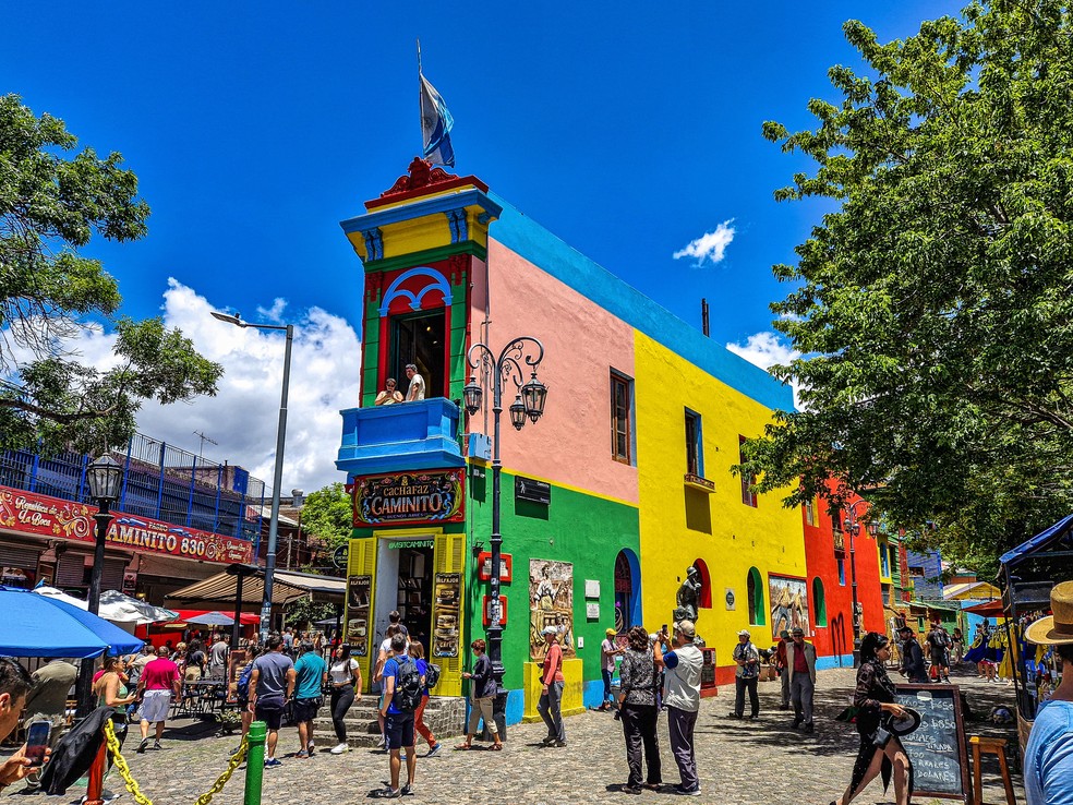 As casas coloridas de La Boca nasceram da economia: imigrantes pintavam os conventillos com sobras de tinta dos navios do porto — Foto: Getty Images