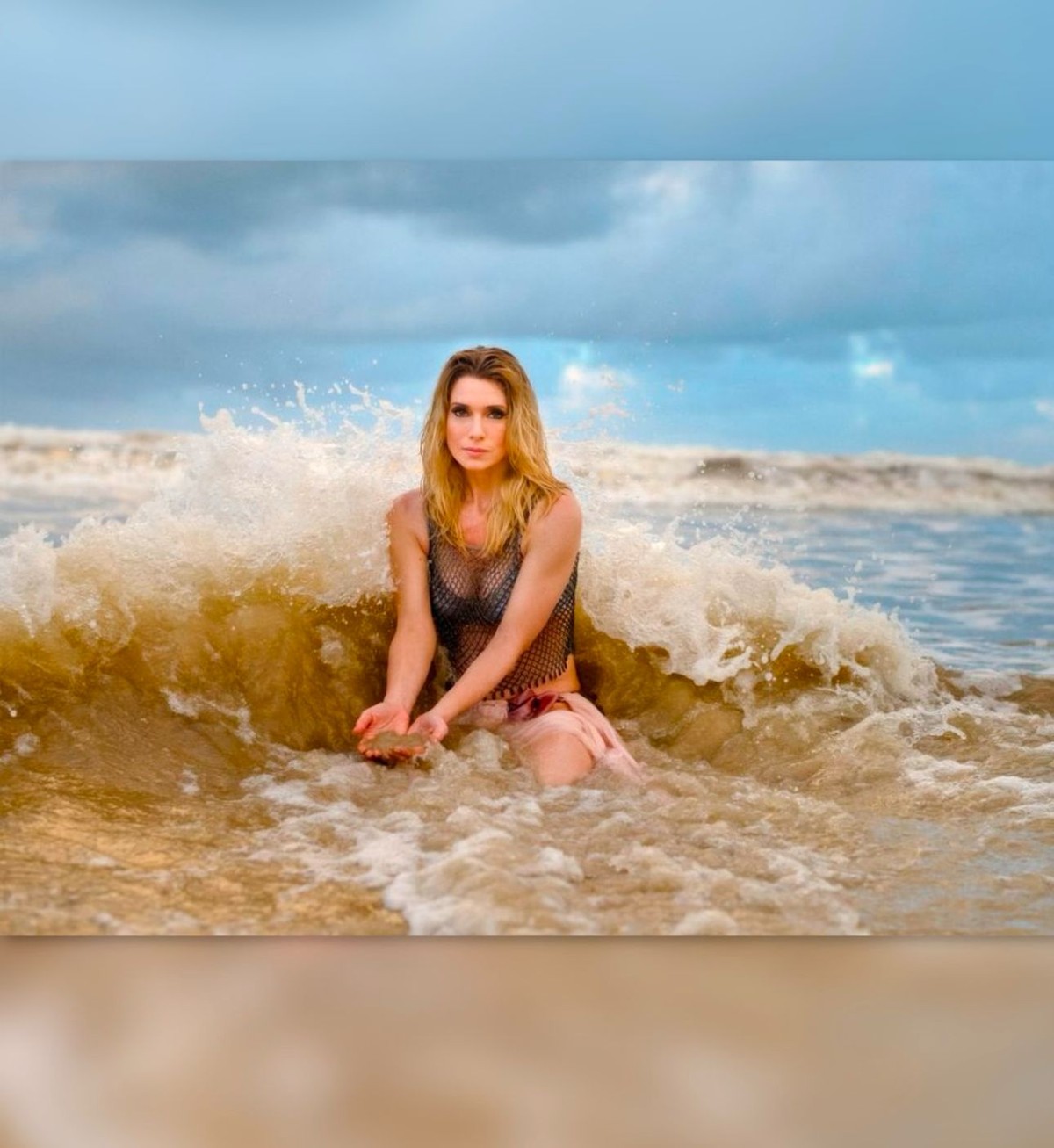 Letícia Spiller exibe copilado de ensaios fotográficos ao longo da