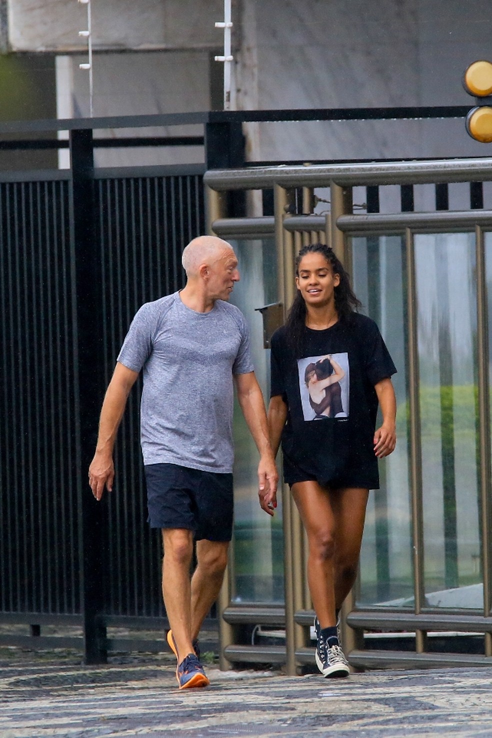 Vincent Cassel e Narah Baptista são vistos passeando juntos pelo Rio de
