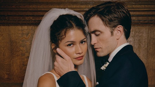 O casamento de Emma e Charlie: Zendaya e Robert Pattinson nos bastidores de "The Drama" O casamento de Emma e Charlie: Zendaya e Robert Pattinson nos bastidores de "The Drama"