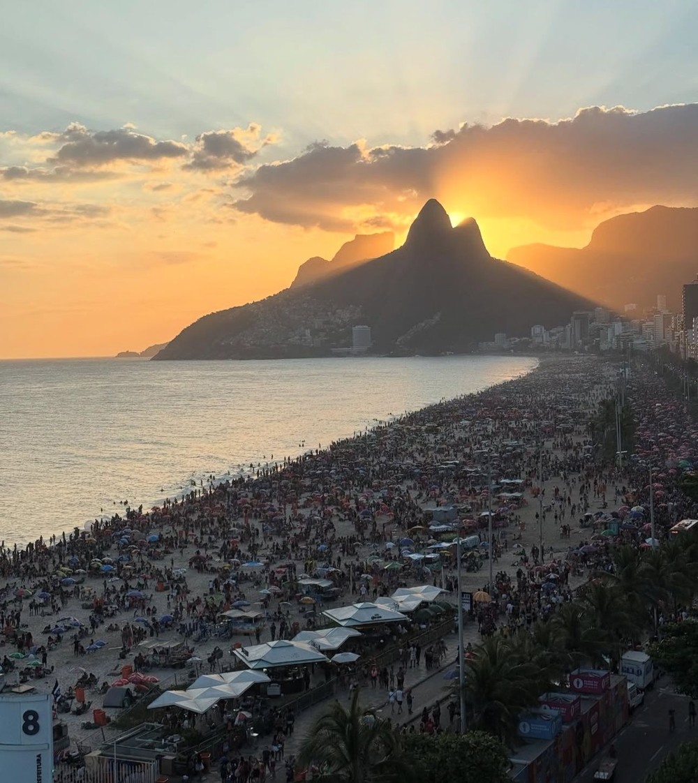 Emily Ratajkowski agradece estadia no Rio de Janeiro
