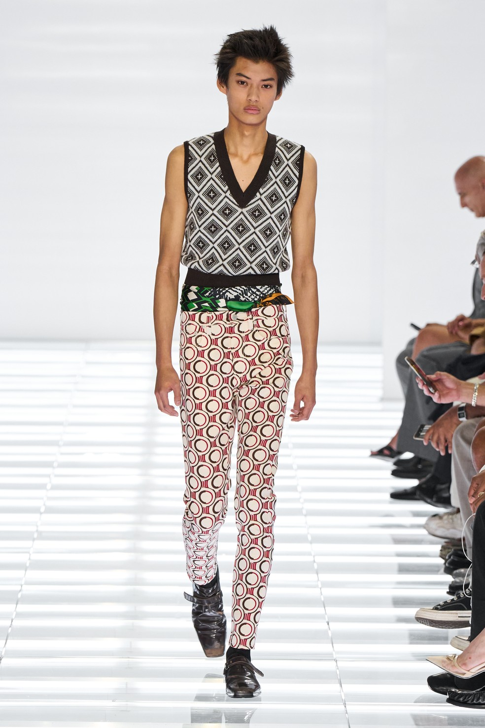 Em um cenário comparedes brancas luminosas, Miuccia Prada e Raf Simons apresentaram uma alfaiataria ultraskinny repleta de calças cortadas como um jeans clássico de cinco bolsos, mas feitas de couro, tecidos de alfaiataria ou tramas coloridas e estampadas — Foto: Launchmetrics Spotlight