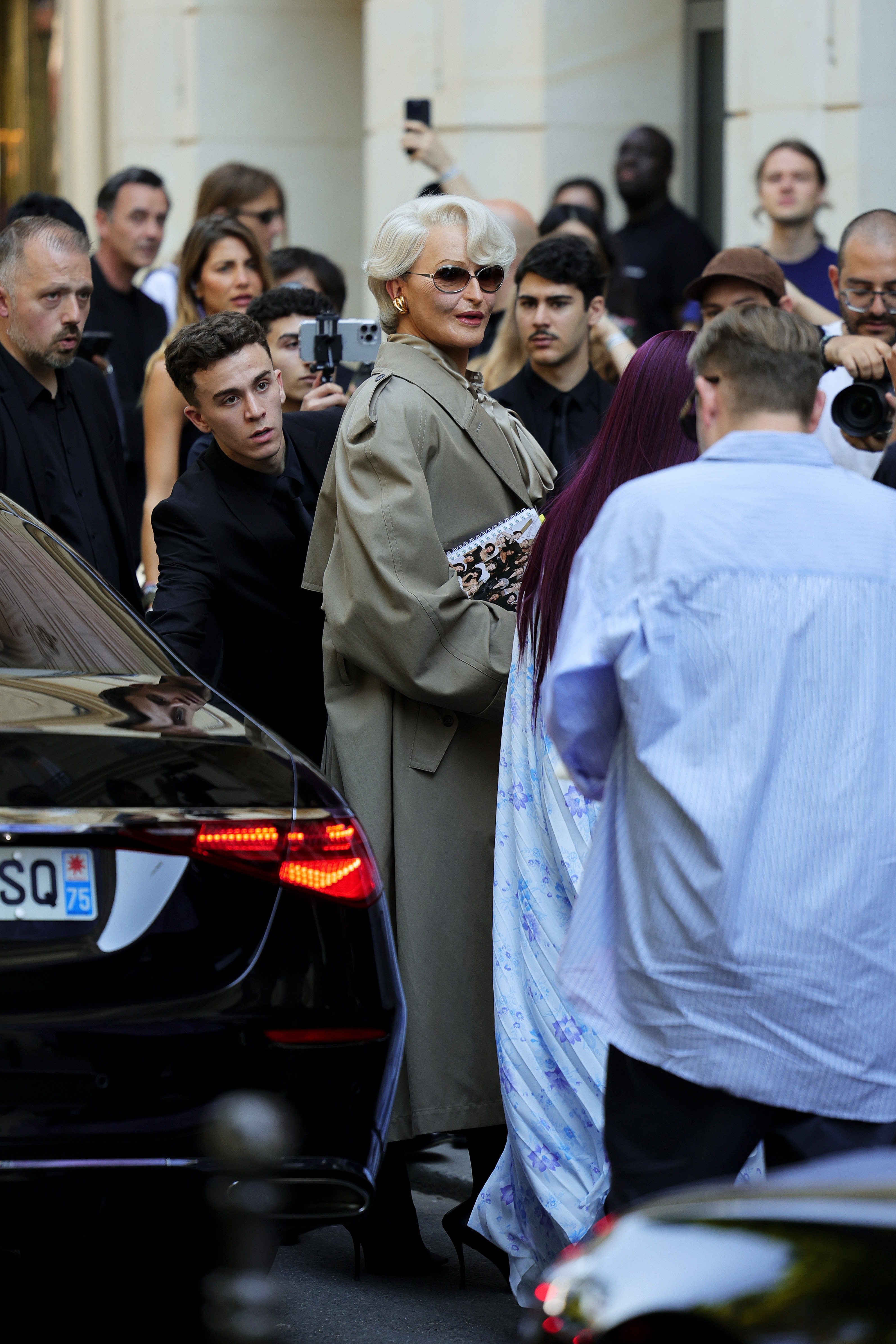 Famosos prestigiam desfile da Balenciaga na semana de alta-costura