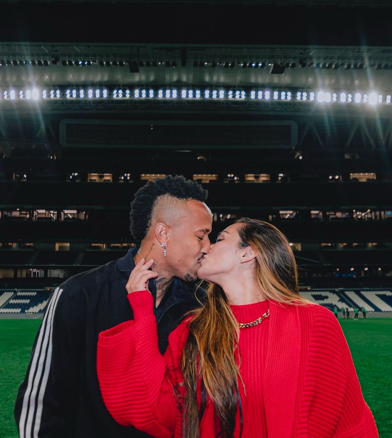 Tainá e Éder Militão revelam sexo do primeiro filho em chá revelação