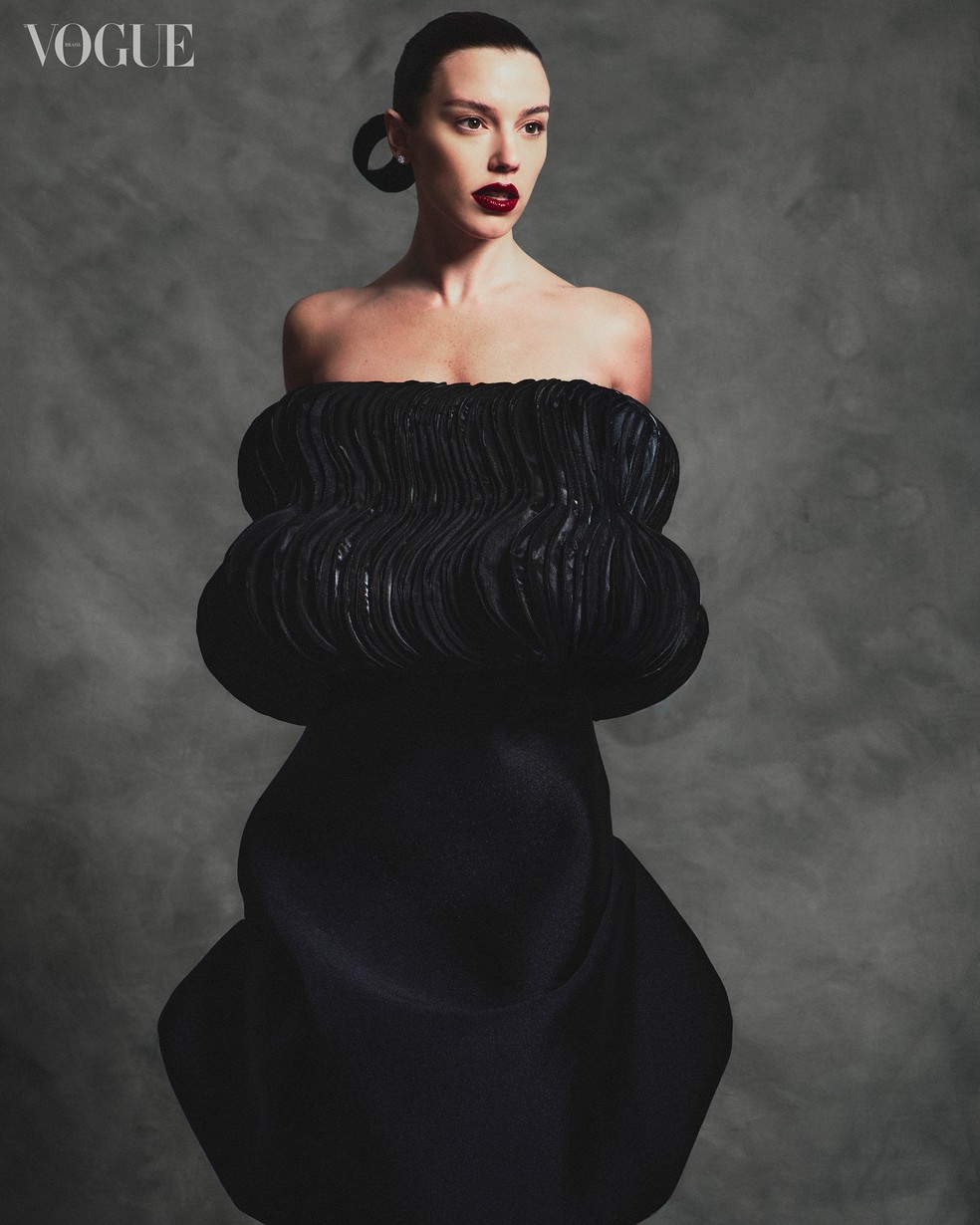 Alice Wegmann usa saia usada como top ARTEMISI, saia ARGALJI e brincos de Ouro Nobre 18K com diamantes. — Foto: Vogue Brasil/ Juliana Rocha