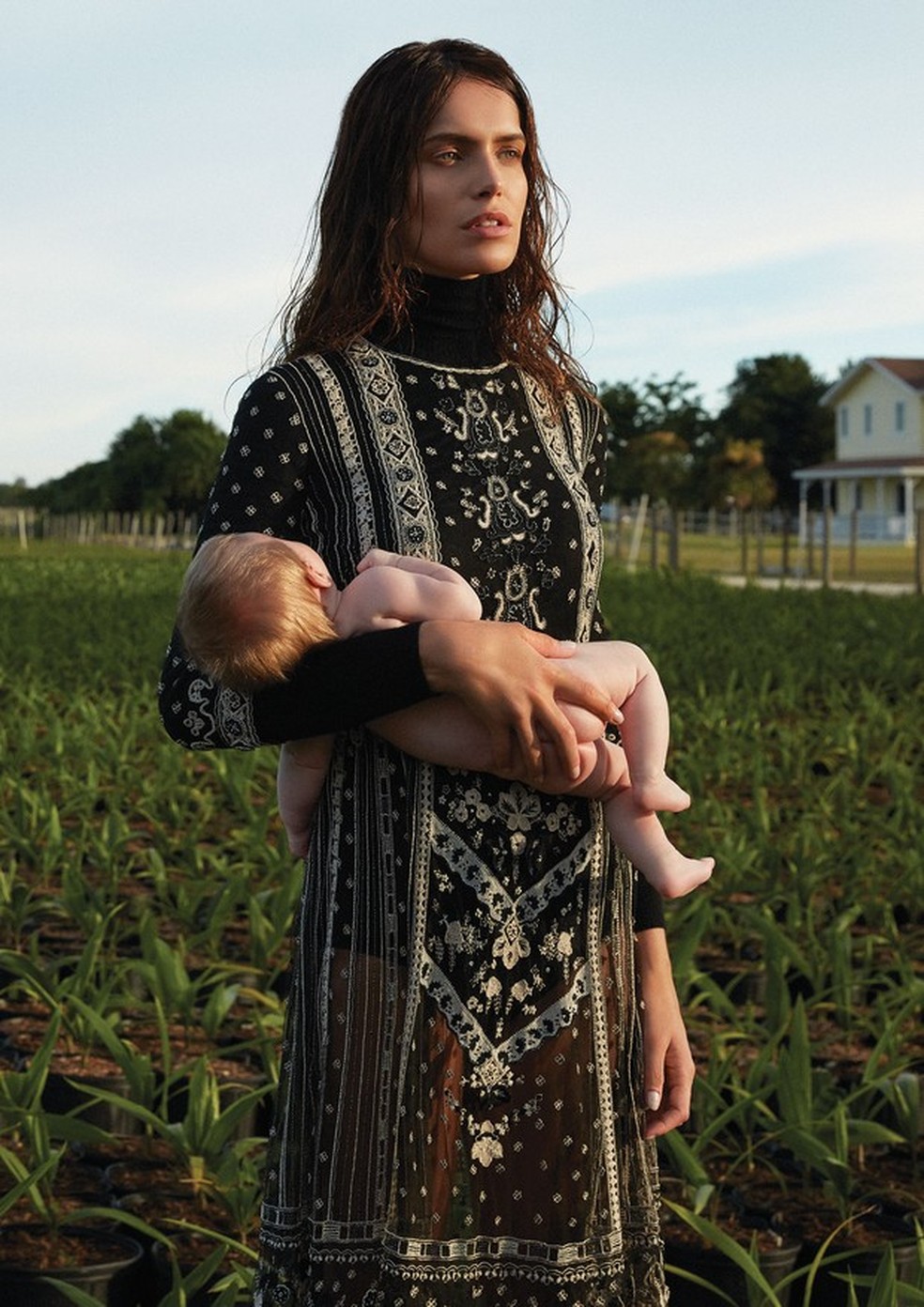 Amanda Wellsh com sua filha Amélie usa vestido e tricô, ambos Dior (Foto: Eduardo Rezende) — Foto: Vogue
