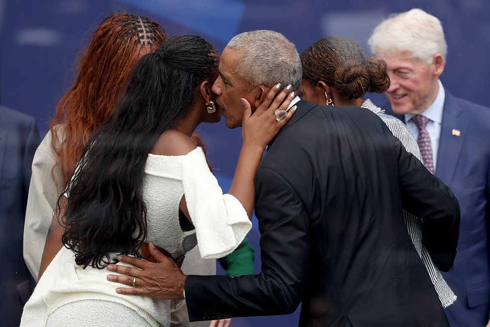 Família Obama na inauguração do Centro Presidencial Obama — Foto: GettyImages