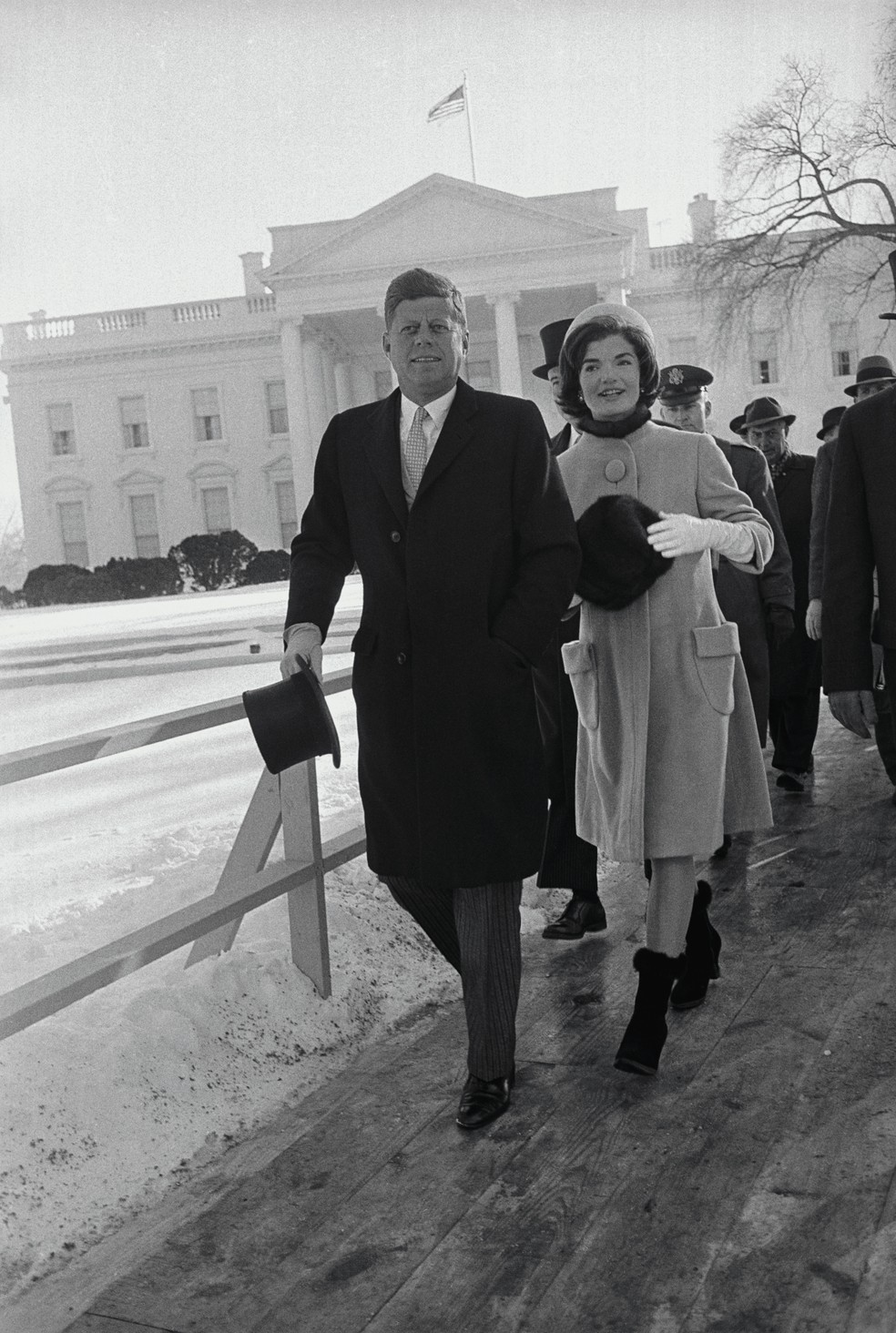 Em 1961, Jackie Kennedy usou conjunto de Oleg Cassini na posse de John F. Kennedy, presidente estadunidense — Foto: Getty Images