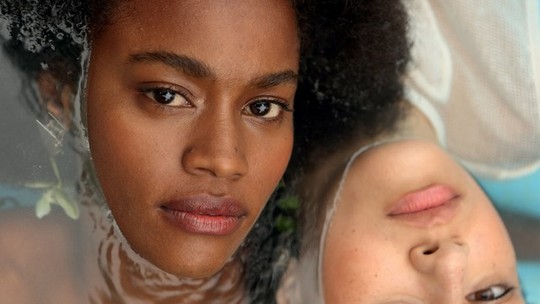 Água micelar: o que é, como usar e os benefícios do produto que remove a sujeira da pele enquanto hidrata