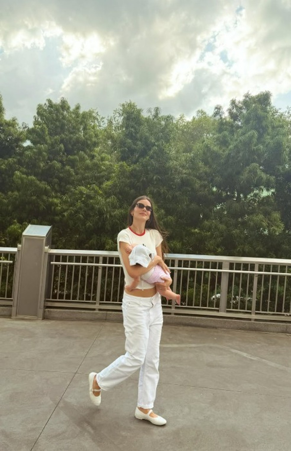 Camila Queiroz e Klebber Toledo levam a filha para a Disney — Foto: Reprodução/Instagram