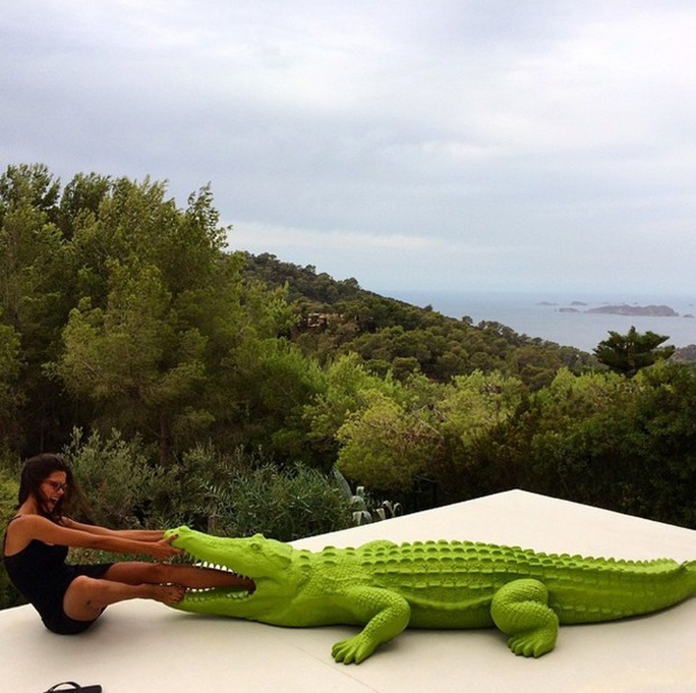 Lea T. aproveita verão em Ibiza com Raica Oliveira - e divide clique hot!