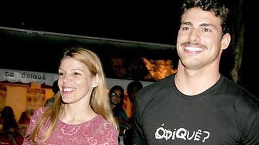 Cauã Reymond compartilha foto da mãe e lamenta: 'Saudade'