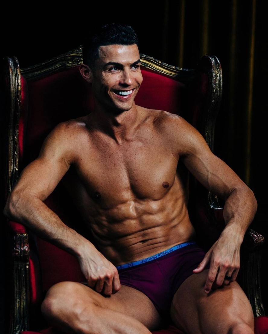 Cristiano Ronaldo posa de cueca e revela o que faria se fosse invisível -  Vogue